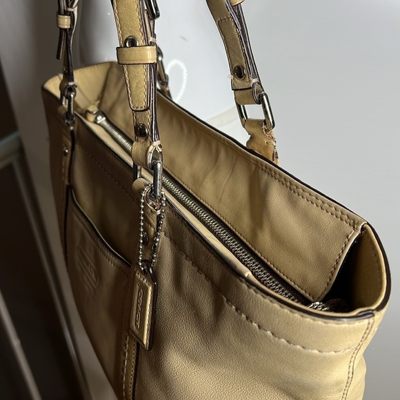 Coach F13098 Beige Leather Zip Top Shoulder Bag - Picture 4 of 12